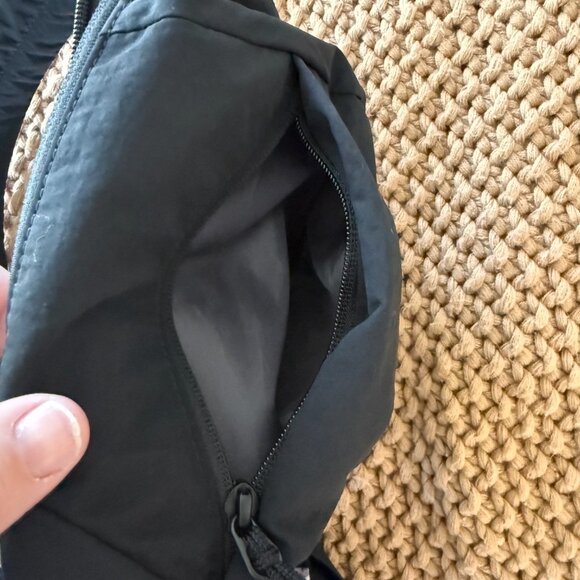 Uniqlo Black Sling Minimal Bag Perfect for Everyday Carry - Picture 3 of 8